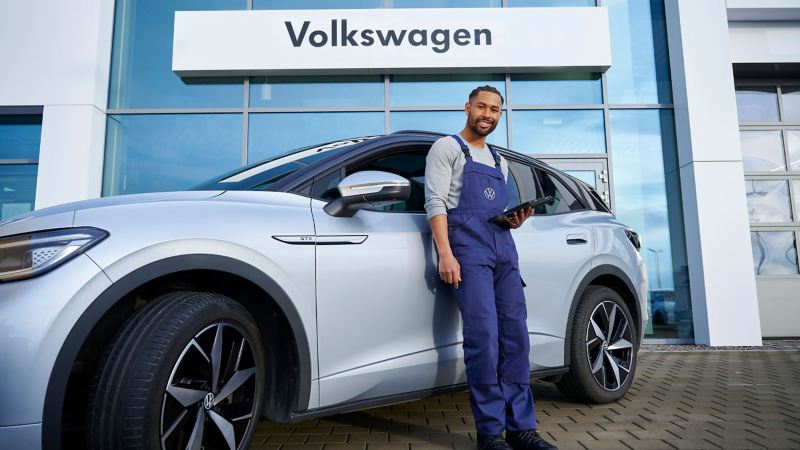 Une femme est assise sur le siège passager d’une VW ID.