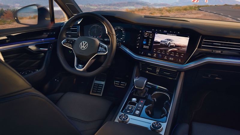 The modern cockpit of a VW Touareg R – Innovision Cockpit