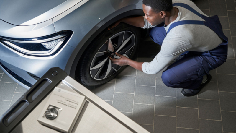 Mantenimiento de un coche eléctrico en un taller