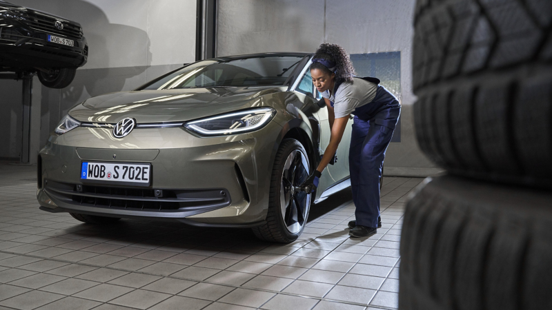 VW Servicemitarbeiterin prüft Reifen am ID.3 in Werkstatt