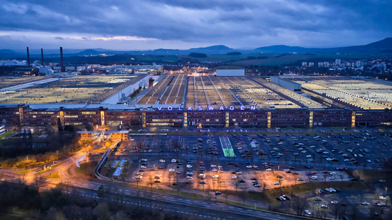 Der Volkswagen Schriftzug auf dem Dach des Werks in Kassel