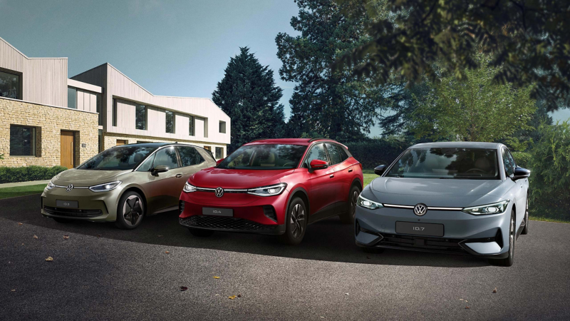 VW ID.3, VW ID.4 und VW ID.7 parken nebeneinander, im Hintergrund Häuser und Bäume