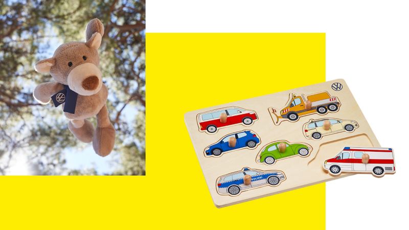 Ein Plüschbär und ein Steckpuzzle aus Modellautos für Kinder aus der Volkswagen Kollektion