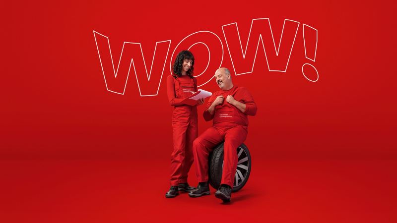 Zwei in Rot gekleidete Servicemitarbeiter vor rotem Hintergrund mit großem "WOW!"-Schriftzug – VW Economy Service