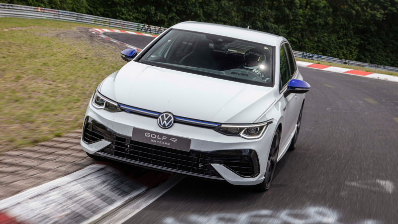 Das Jubiläumsfahrzeug VW Golf R 20 Years fährt durch eine Kurve auf der Nordschleife – Volkswagen R