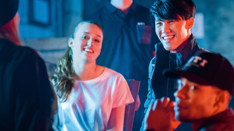 Los jóvenes están contentos con su nuevo traje de la colección GTI