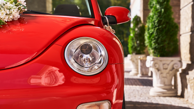 Detailaufnahme vom Scheinwerfer eines VW New Beetle