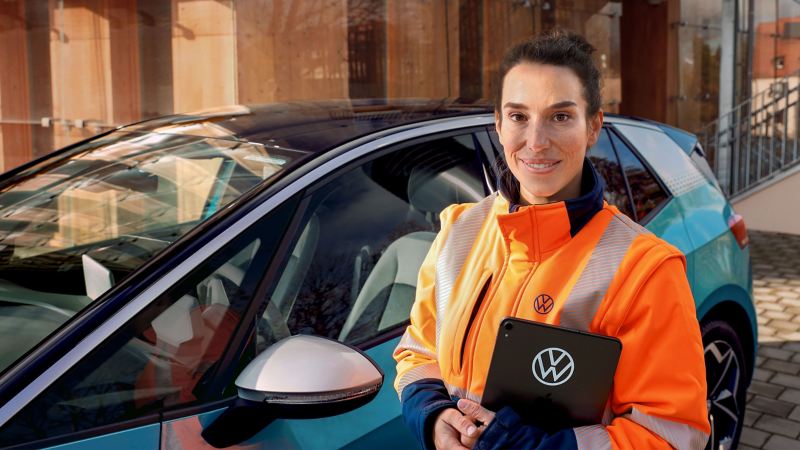 Eine VW Servicemitarbeiterin vom Volkswagen Notdienst