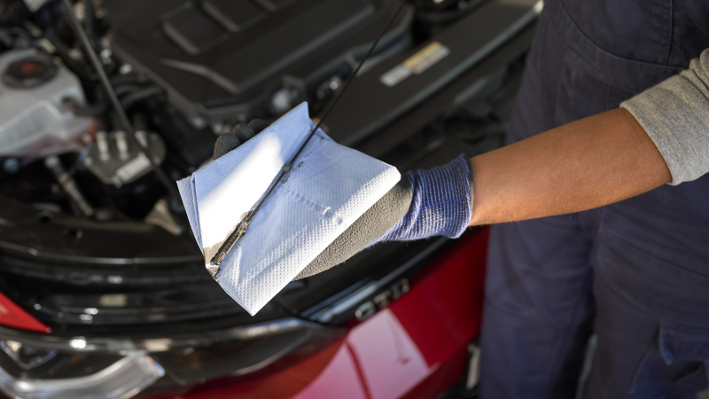 Nahaufnahme VW Service Ölstand messen
