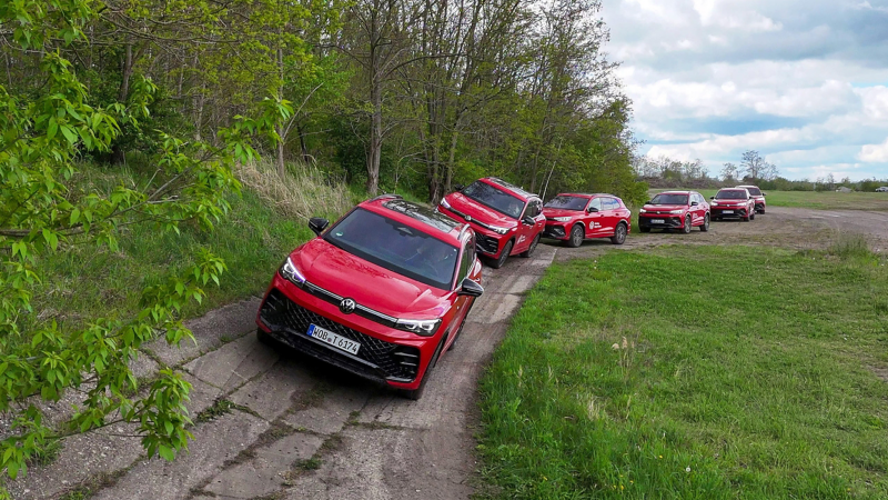 Mehrere VW Tiguan der VW Driving Experience fahren hintereinander auf einer Teststrecke