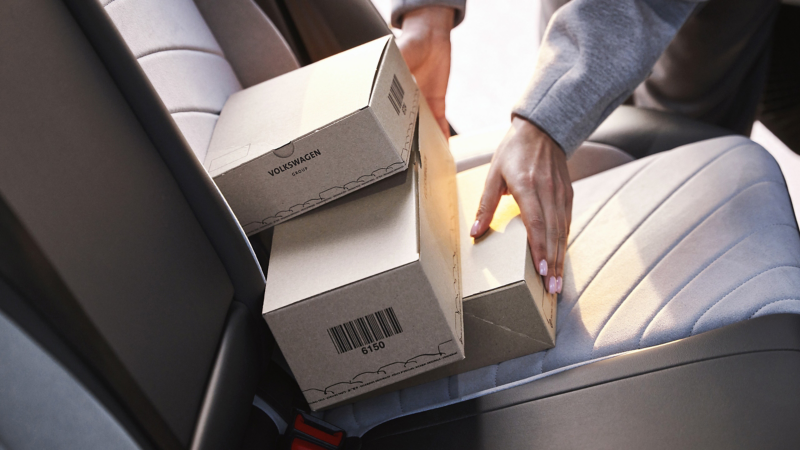Nahhaufnahme VW Original Teile Kartons auf Beifahrersitz