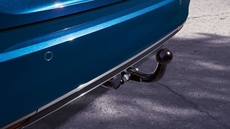 Un dispositif d’attelage des accessoires VW sur un modèle VW Passat bleu