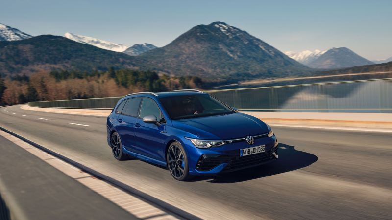 La puissante VW Golf R Variant roule sur une route