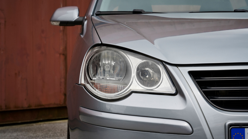 Detalle de los faros de un Volkswagen Polo 4