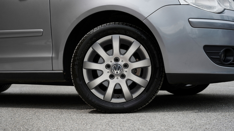 Gros plan sur une roue avec jante d’une VW Polo 4