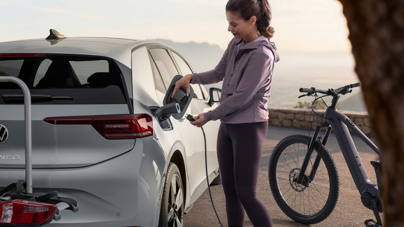 Frau nutzt PowerSocket, um mit ID.3 Neo E-Bike zu laden