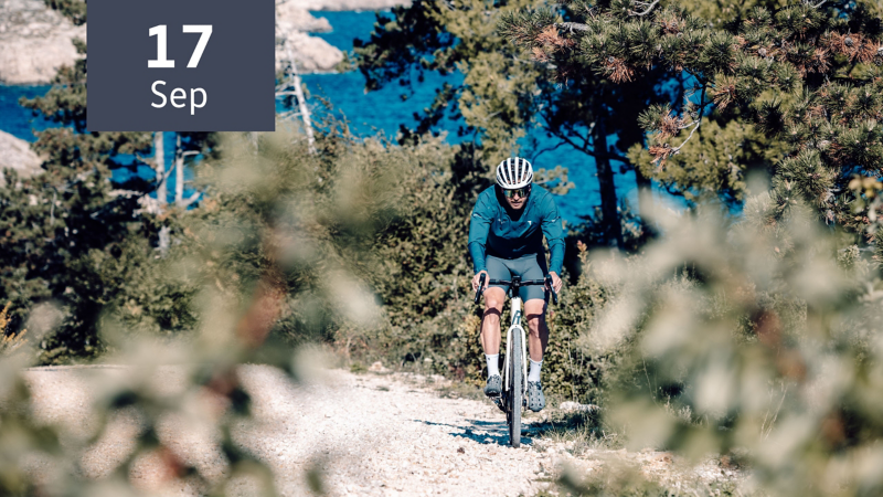 Mountainbiker fährt einen Berg herunter