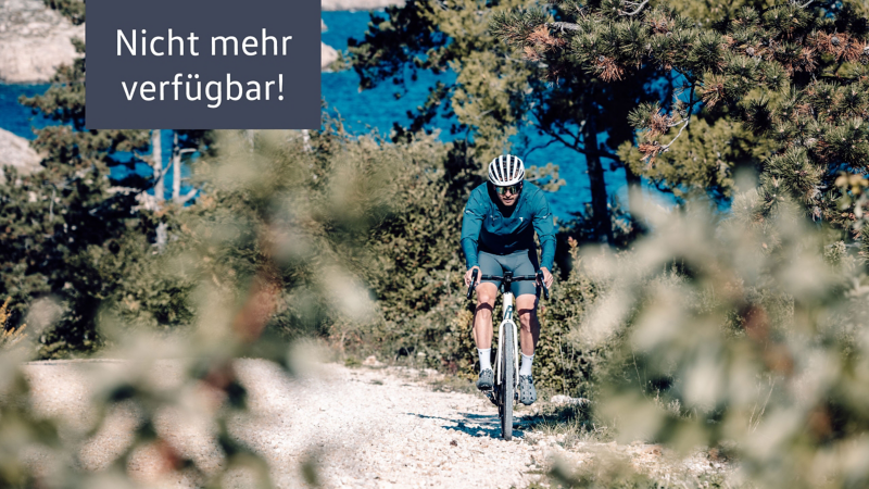 Mountainbiker fährt einen Berg herunter