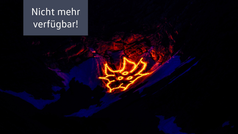 Berg bei Nacht mit beleuchteter Blume