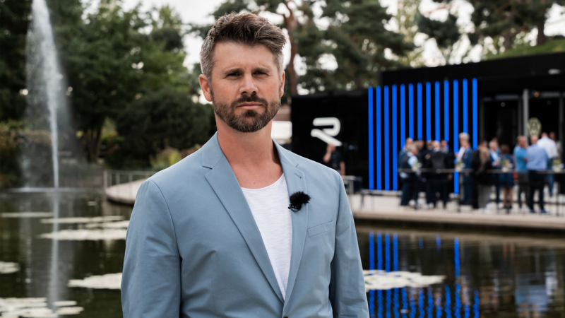 Thore Schölermann, Markenbotschafter der Volkswagen R, vor dem R-Pavillon der Autostadt in Wolfsburg