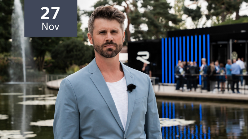 Thore Schölermann, Markenbotschafter der Volkswagen R, vor dem R-Pavillon der Autostadt in Wolfsburg