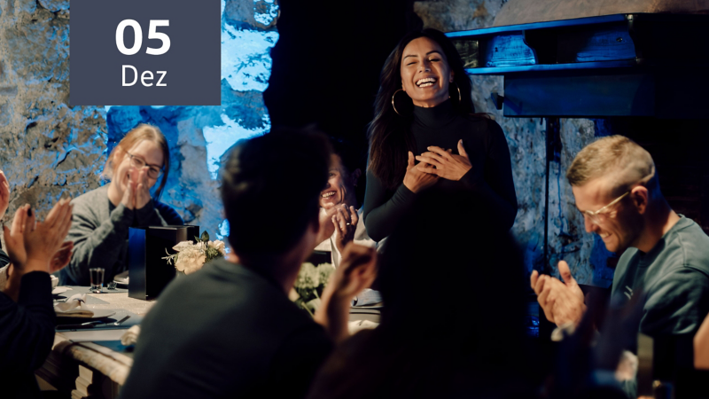 Gäste sitzen an einer Tafel, Markenbotschafterin der Volkswagen R Nazan Eckes hält emotionale Ansprache 