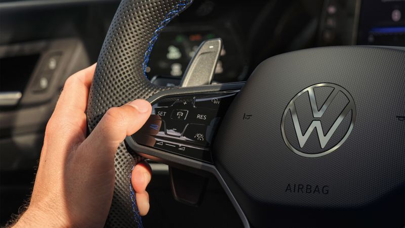 La touche R sur le volant sport multifonction transforme la VW Golf R Variant en athlète