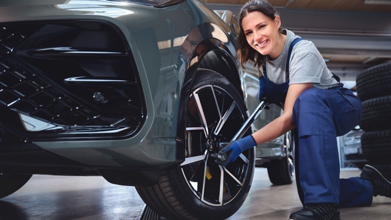 VW Servicemitarbeiterin beim Reifenwechsel