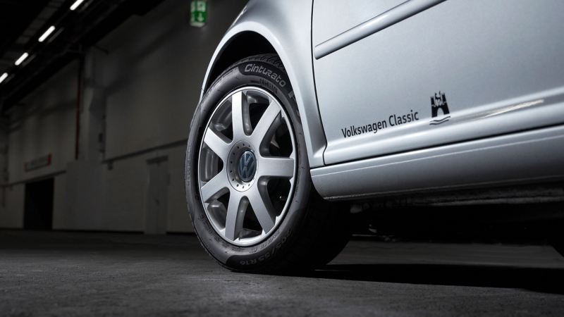 Detailaufnahme des Rades eines Golf 4 mit polierten Felgen – Volkswagen Zubehör