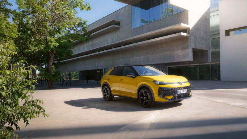 Volkswagen T-Roc frente a un edificio