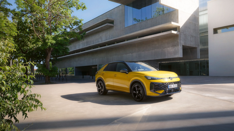 VW T-Roc vor Gebäude