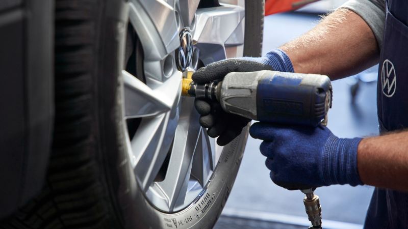 Detailaufnahme Reifenwechsel in VW Werkstatt