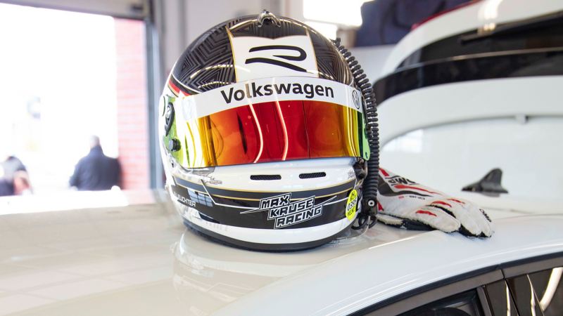 Ein Helm für Rennfahrer mit dem Logo der Volkswagen R