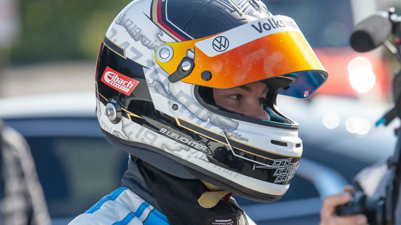 Der VW Tourwagen-Rennfahrer Benjamin Leuchter trägt einen Motorsporthelm