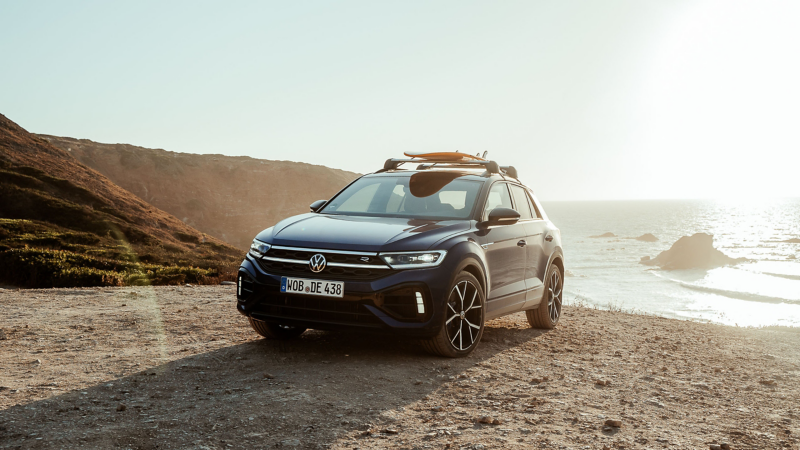 Der VW R T-Roc R parkt in Strandnähe
