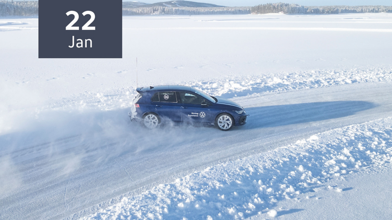 VW Golf R driftet auf einer schneebedeckten Straße