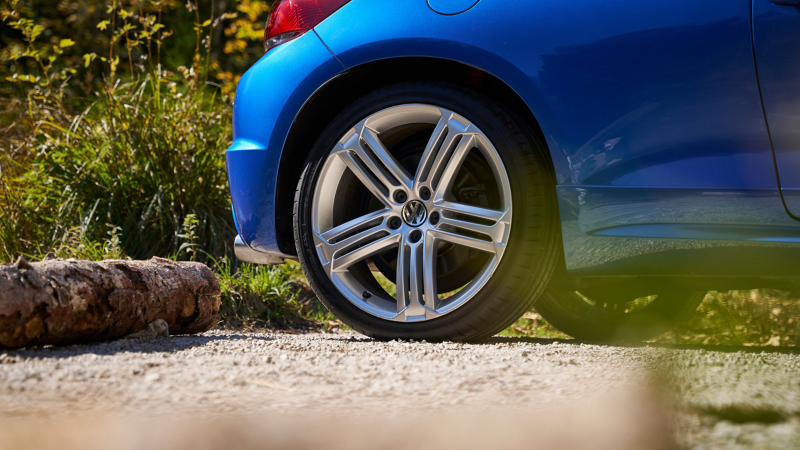 Detalle de una rueda de un Volkswgen Scirocco