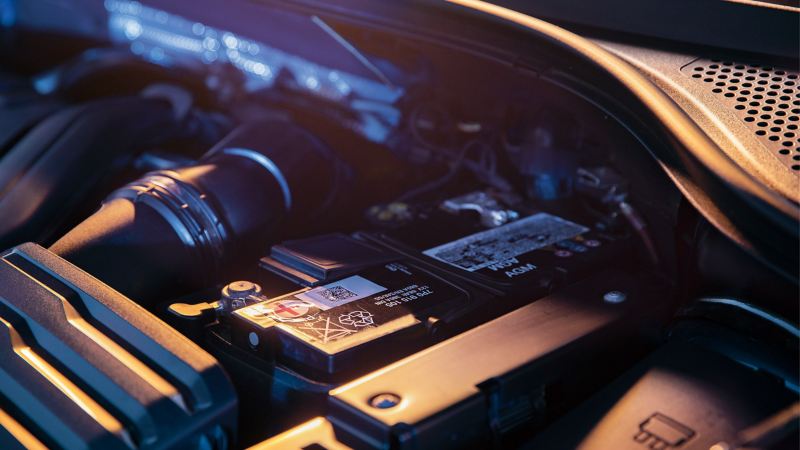 フォルクスワーゲンのエンジンルーム内に収まる純正バッテリー