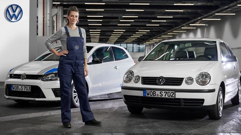 Un empleado de servicio frente a los coches VW – Servicio de Volkswagen