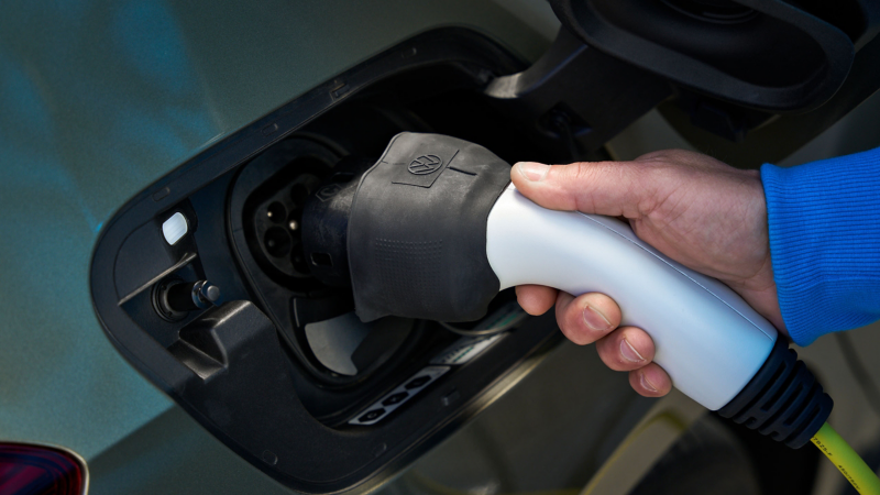 Sleeve für Typ-2-Stecker von VW Zubehör schützt Stecker beim Ladevorgang