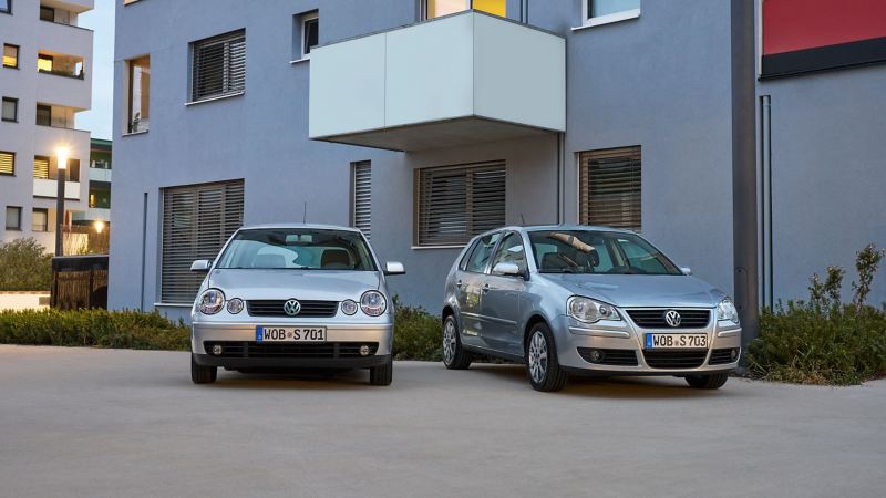 Zwei VW Kleinwagen Modelle vor Wohnhaus