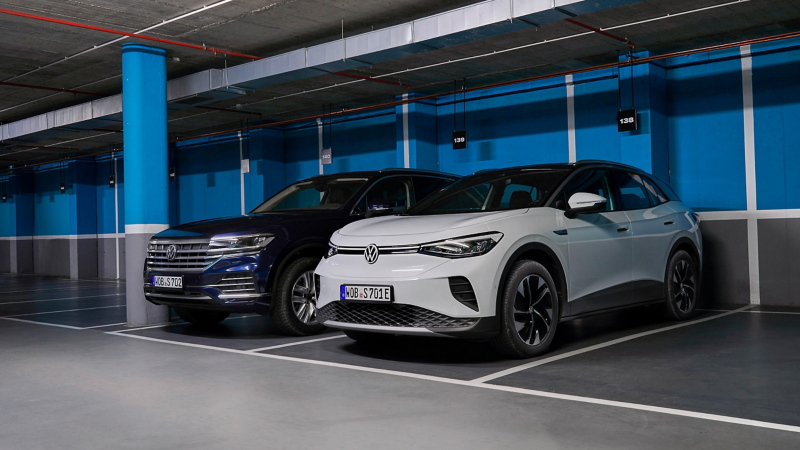 VW ID. Modell neben Verbrennerfahrzeug mit eigenen Stellplätzen 