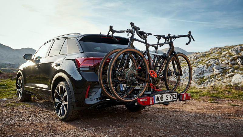 VW T-Roc 1 mit Fahrrädern auf Zubehör Fahrradträger am Heck