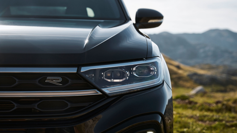 Nahaufnahme Front T-Roc 1 mit „R“-Logo