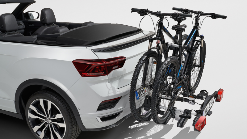 VW T-Roc Cabriolet avec deux vélos sur le porte-vélos des Accessoires VW