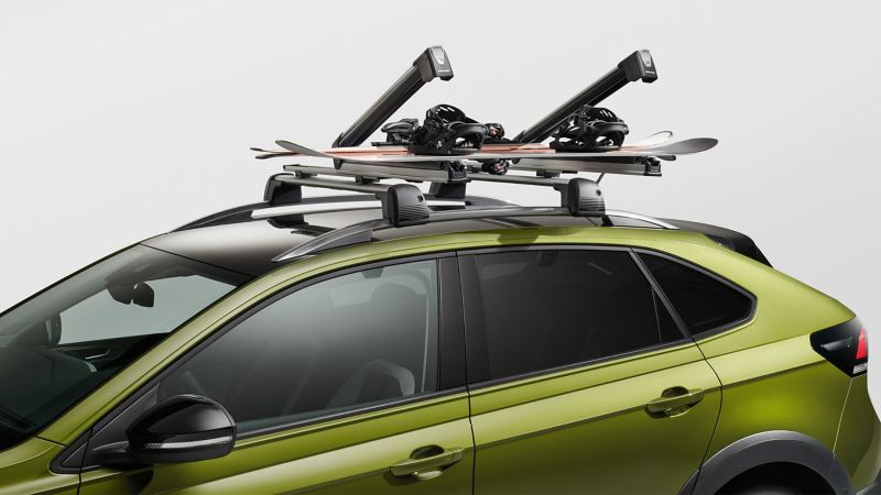 Porte-skis et snowboards des accessoires VW sur une VW Taigo