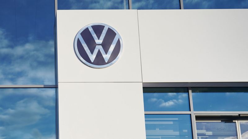 Ein VW Autohaus mit Volkswagen Logo