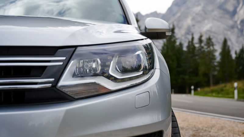 Detailaufnahme vom Scheinwerfer eines VW Tiguan 1