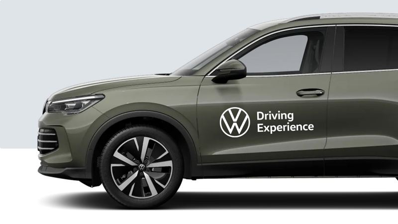 Een VW Tiguan met VW-accessoires op weg in de natuur