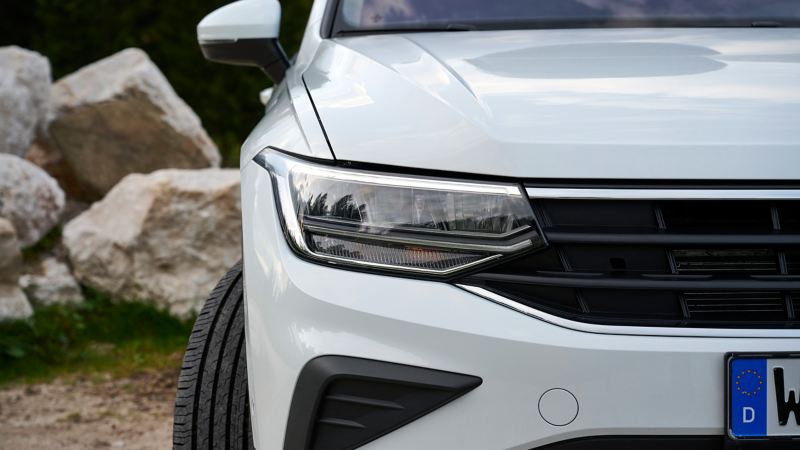 Detailaufnahme vom Scheinwerfer eines VW Tiguan 2